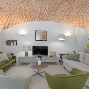  Apartment Exklusiv: Historisches Mit Deckengewoelbe